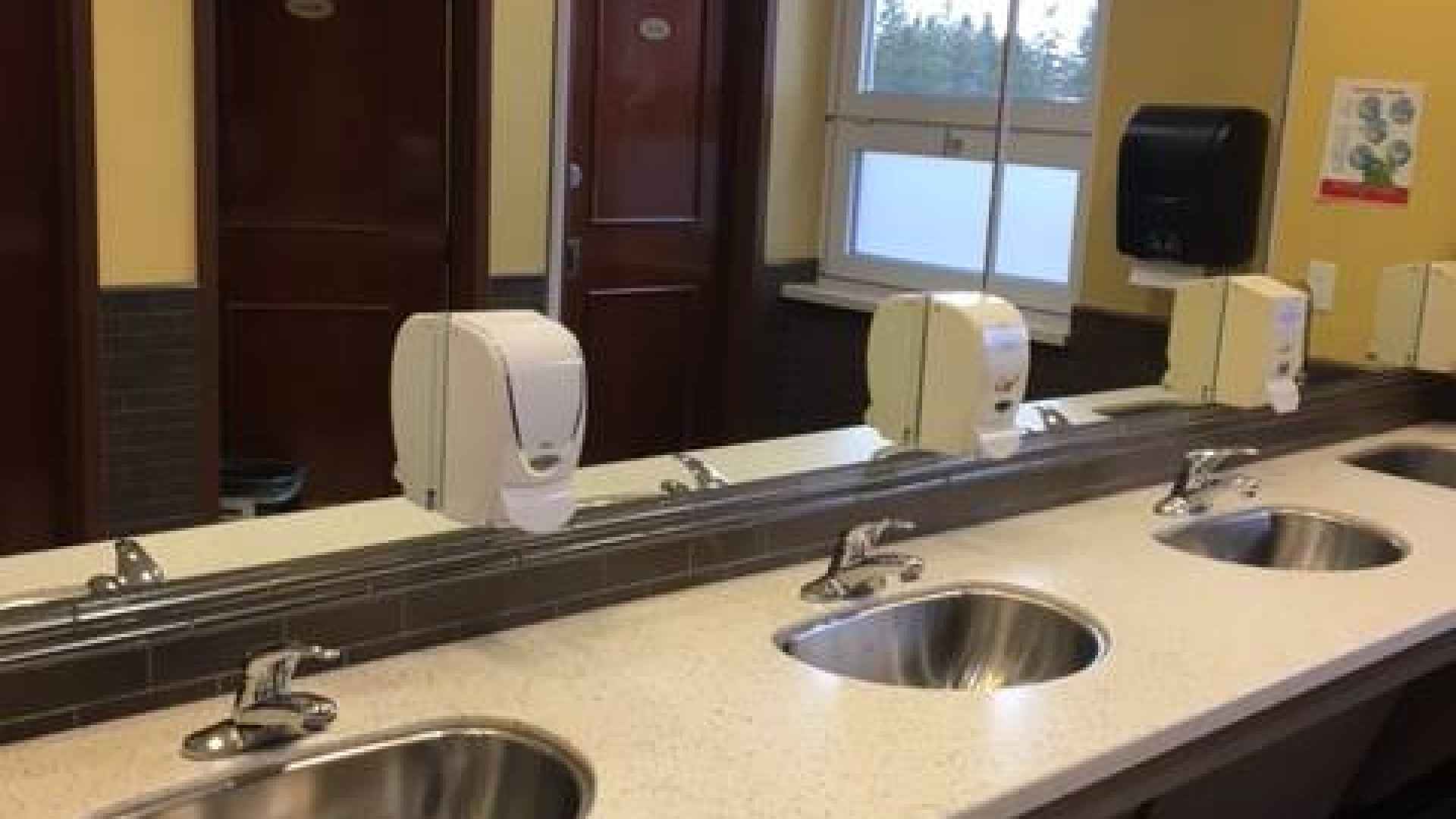 Bathroom with multiple sinks 