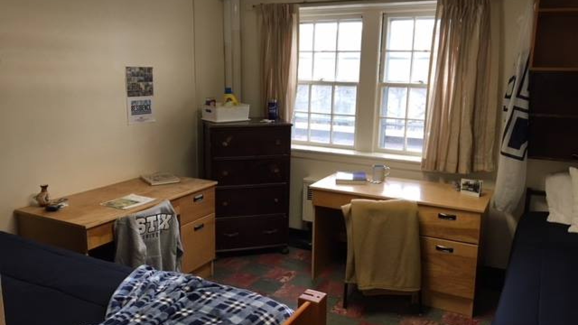 Double room with two beds, desks and storage space 